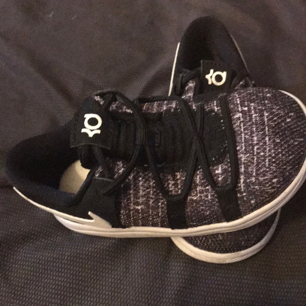 Shoes - Picture 2 of 3